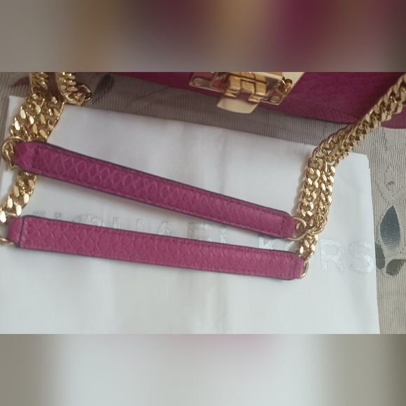 Authentic Michael Kors Tina Medium Shoulder Bag in Fuchsia - Picture 2 of 16
